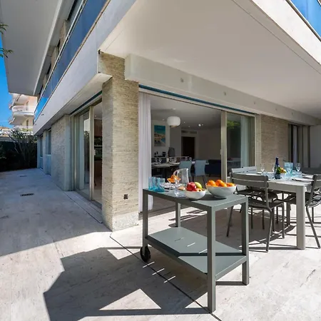 Διαμέρισμα 3-br Garden-level Near With Parking
